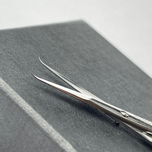 Forbicina professionali per le cuticole con la punta piegata